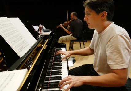 Freddy Kempf in rehearsal [no © details].jpg